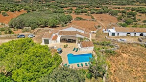 Una villa con piscina, mobiliario de exterior y vistas del paisaje circundante.