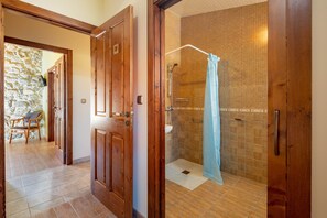 Dusj, hårføner og håndklær