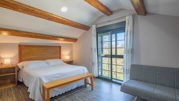 6 bedrooms, free WiFi, bed sheets