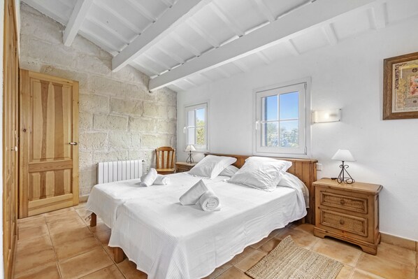 5 bedrooms, free WiFi, bed sheets