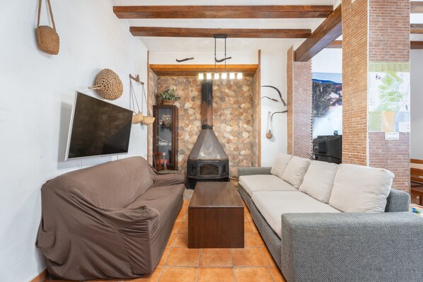 Televisión y chimenea 