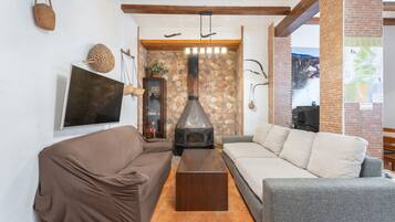 Een televisie en een open haard