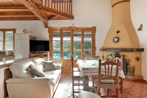 テレビ、暖炉、テレビゲーム、卓球台