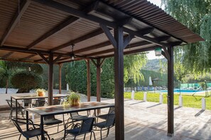 Outdoor dining - Country House 'Monte Las Viñas' with Mountain View, Private Pool and Wi-Fi (Benaoján)