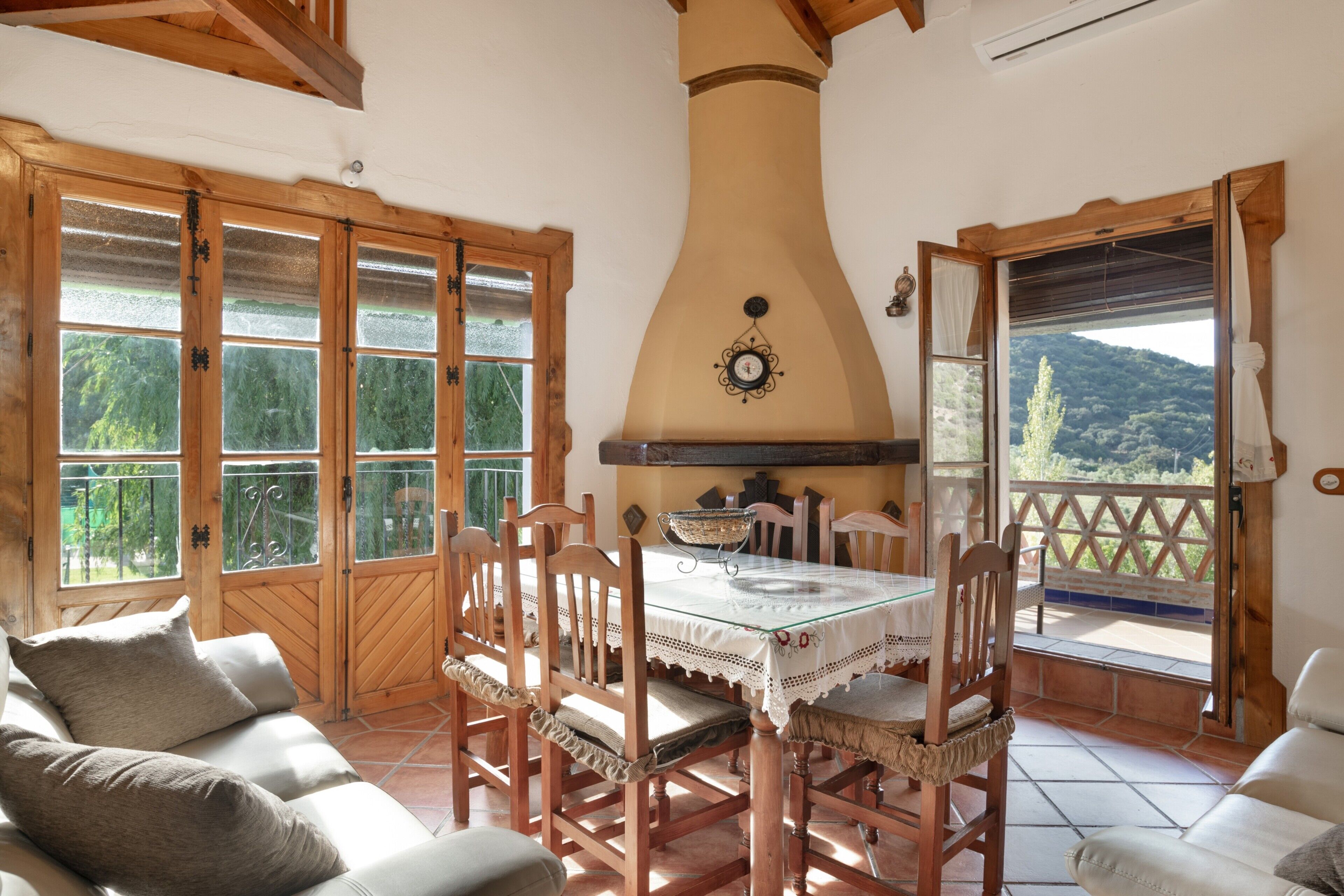 Televisie, een open haard, videospelletjes en een tafeltennistafel