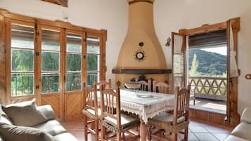 Televisie, een open haard, videospelletjes en een tafeltennistafel