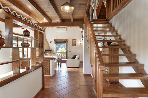 Country House 'Monte Las Viñas' with Mountain View, Private Pool and Wi-Fi