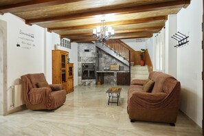 TV, fireplace - Apartment 'Alojamiento Rural Soler' with Private Pool, Private Garden and Wi-Fi (Pozo Alcon)