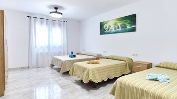 5 bedrooms, iron/ironing board, free WiFi, bed sheets