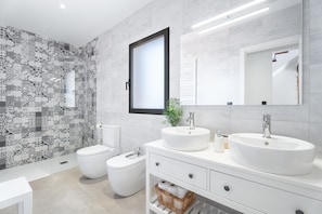 Shower, hair dryer, towels