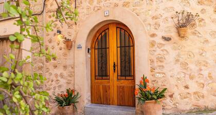 Ferienhaus 'Ca's Forner' mit Bergblick, privater Terrasse und WLAN