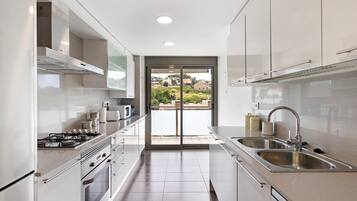 Refrigerador, microondas, horno, placa de cocina