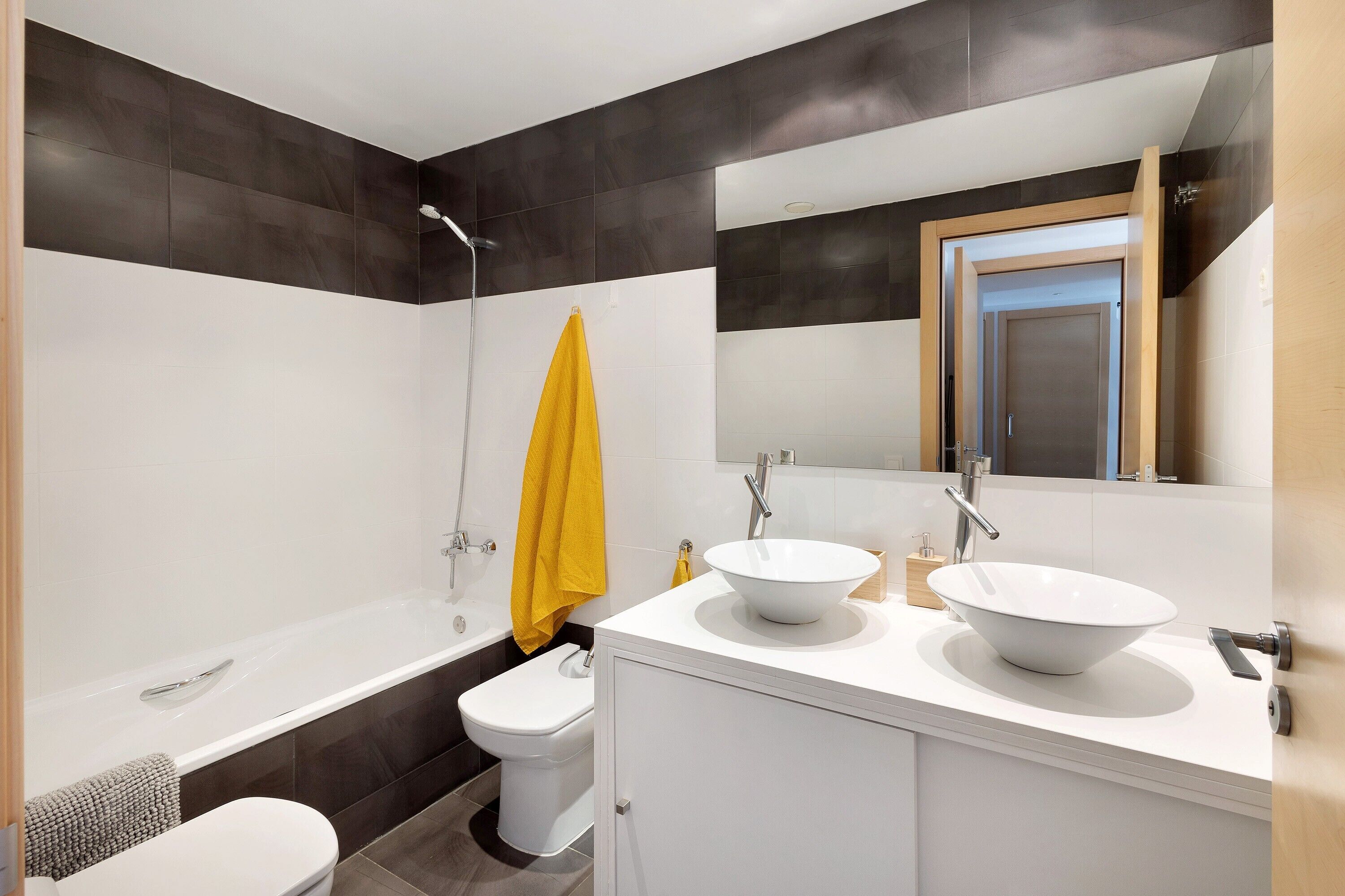 Een douche, een haardroger, handdoeken