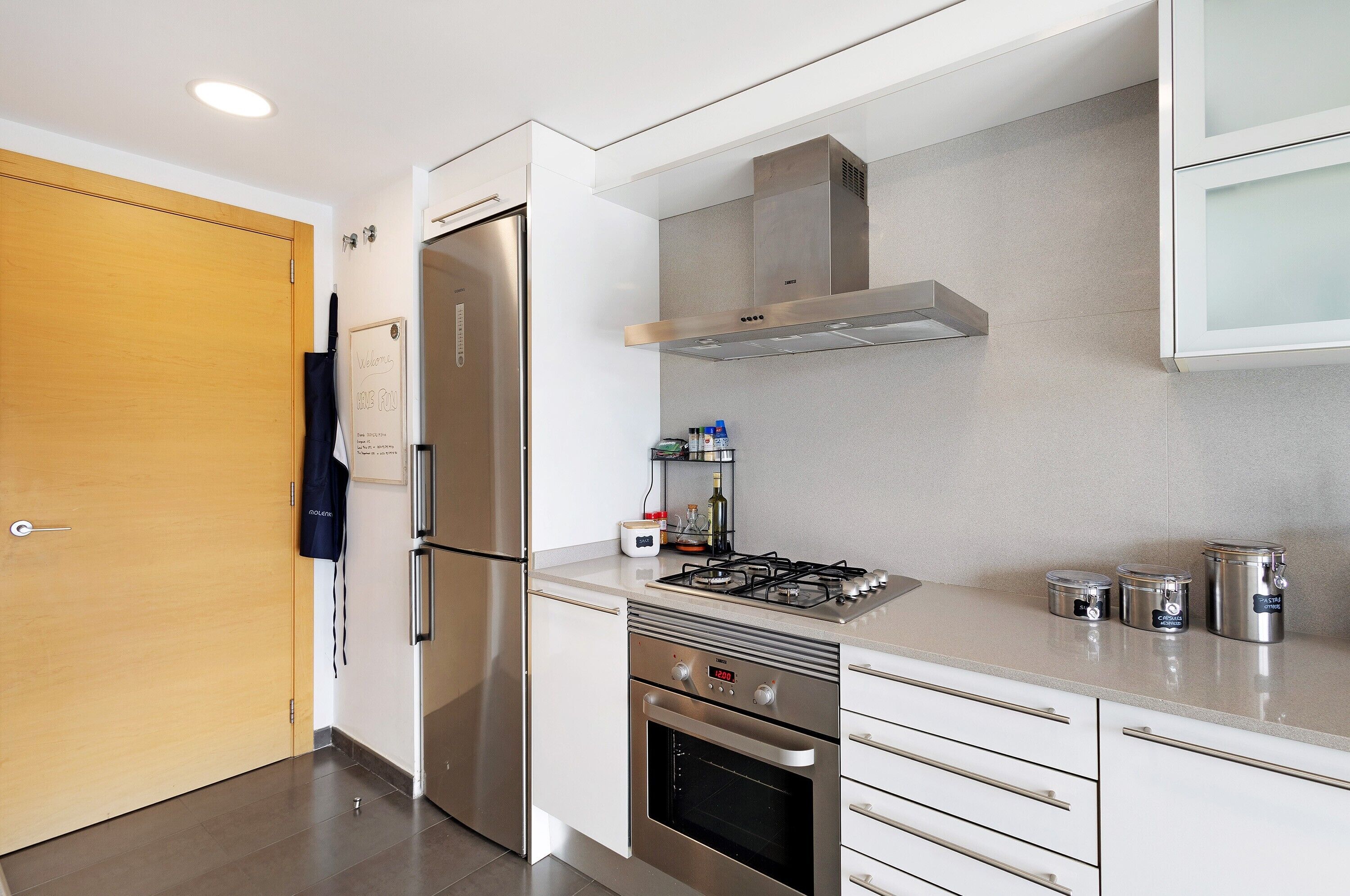 Køleskab, mikrobølgeovn, ovn, kogeplade