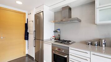 Køleskab, mikrobølgeovn, ovn, kogeplade