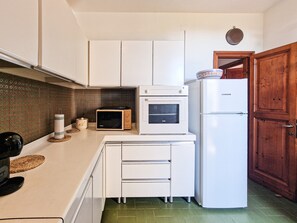 Jääkaappi, uuni, liesi, kahvin-/teenkeitin