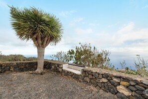 A stone bench with a view of the ocean. - Holiday Home 'Casa Rural La Era' with Sea View, Private Terrace and Wi-Fi (Valverde)