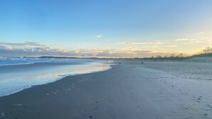 A beach with a clear sky and gentle waves. - Private Studio Byron Hinterland (Fernleigh)