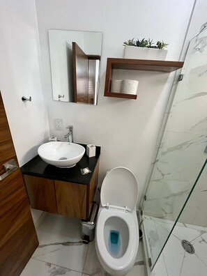 Articles de toilette gratuits, sèche-cheveux, peignoirs