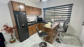 Apartamento Deluxe | Cocina privada | Frigorífico grande, microondas, horno y arrocera