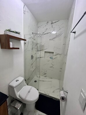 Căn hộ Deluxe | Phòng tắm | Đồ dùng nhà tắm miễn phí, máy sấy tóc, áo choàng tắm 