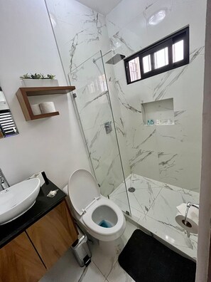 Articles de toilette gratuits, sèche-cheveux, peignoirs