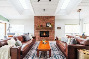 Télévision, cheminée, espaces bureaux