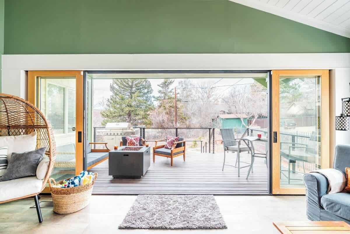 Tv, eldstad och kontor