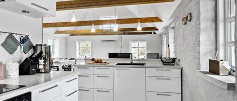 Fridge, oven, stovetop, coffee/tea maker