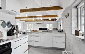 Frigorífico, horno, placa de cocina y cafetera o tetera