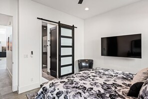 5 habitaciones, escritorio y tabla de planchar con plancha 