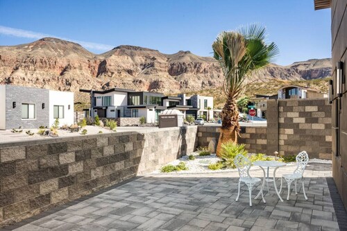 Bella Casa ~ Exquisite Golf Oasis ~ Swimming Pool!