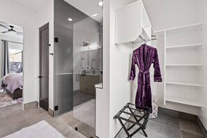 5 Schlafzimmer, Schreibtisch, Bügeleisen/Bügelbrett, Reisekinderbett