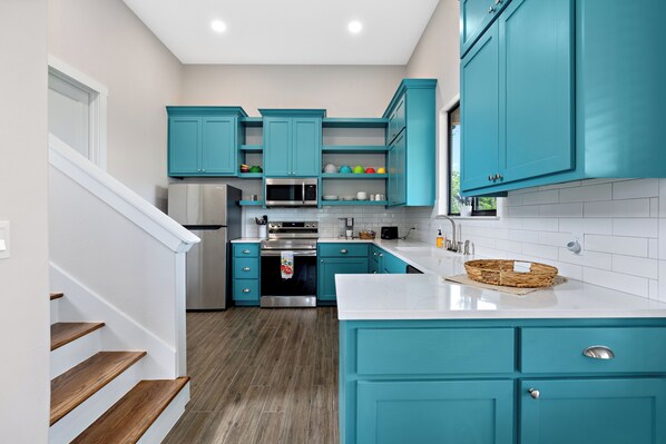 Frigorifero, microonde, forno, piano cottura