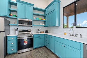 Frigorifero, microonde, forno, piano cottura