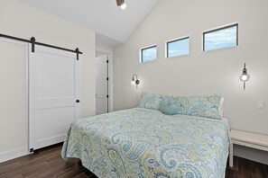 2 bedrooms, iron/ironing board, WiFi