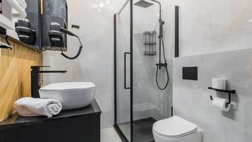 Comfort appartement | Badkamer | Een douche, een regendouche