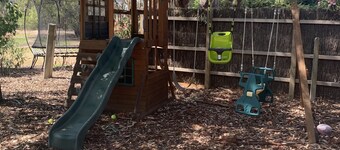 Private property on the Hume Weir - waterfront access. Family and pet friendly 