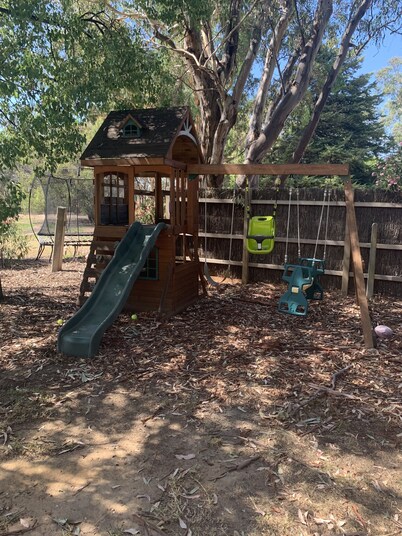 Private property on the Hume Weir - waterfront access. Family and pet friendly 