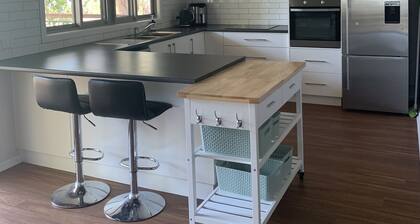 Private property on the Hume Weir - waterfront access. Family and pet friendly