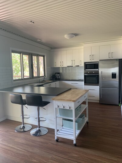 Private property on the Hume Weir - waterfront access. Family and pet friendly 