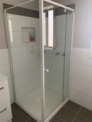 Shower, hair dryer, towels, soap - Private property on the Hume Weir - waterfront access. Family and pet friendly (Ebden)