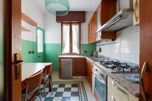 Køleskab, mikrobølgeovn, ovn, kogeplade