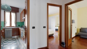 Ein Zimmer mit Küche, Essbereich und Wohnbereich.