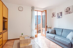Living area - Bright and welcoming 80m2 apartment located on the first floor of a typical renovated Larian village house.The house is located in a pedestrian area: it is therefore not possible to reach the apartment by car. We also point out 6 steps at the entrance to (Carate Urio)