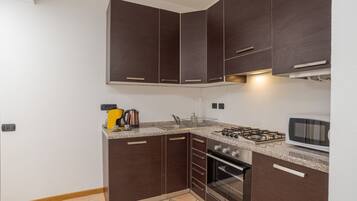 Frigorifero, microonde, forno, piano cottura