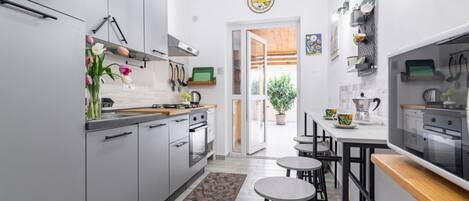 Fridge, microwave, oven, stovetop