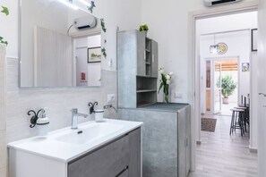 Dusj, hårføner og bidé