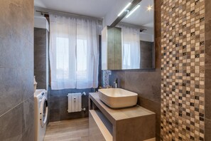 Dusj, hårføner og bidé