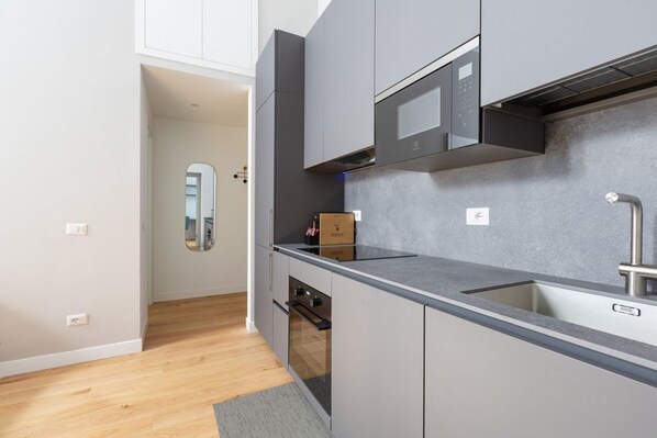 Kjøleskap, mikrobølgeovn, ovn og kokeplater